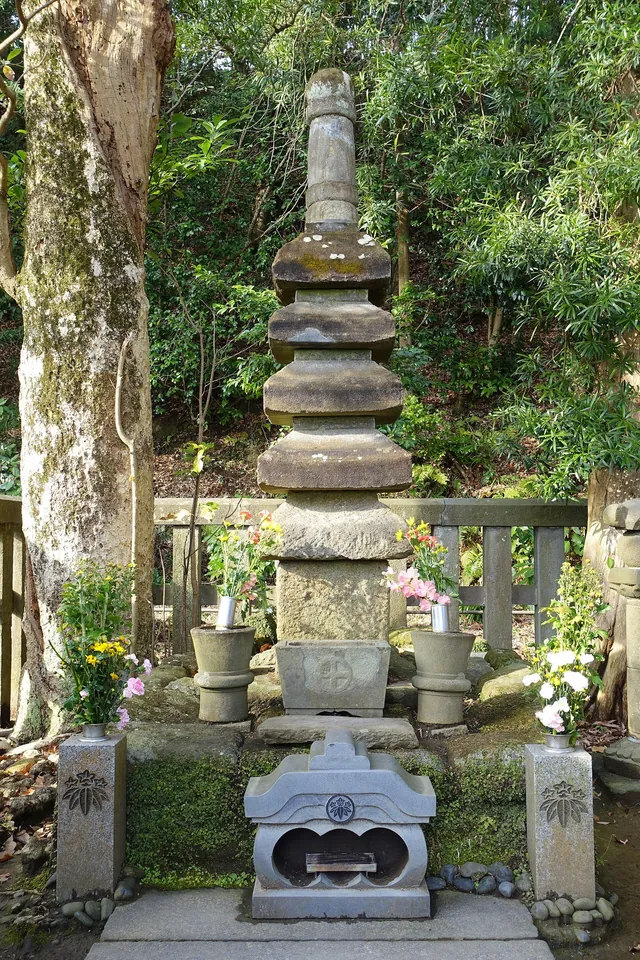 源賴朝之墓