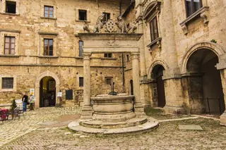 Pozzo dei Grifi e dei Leoni