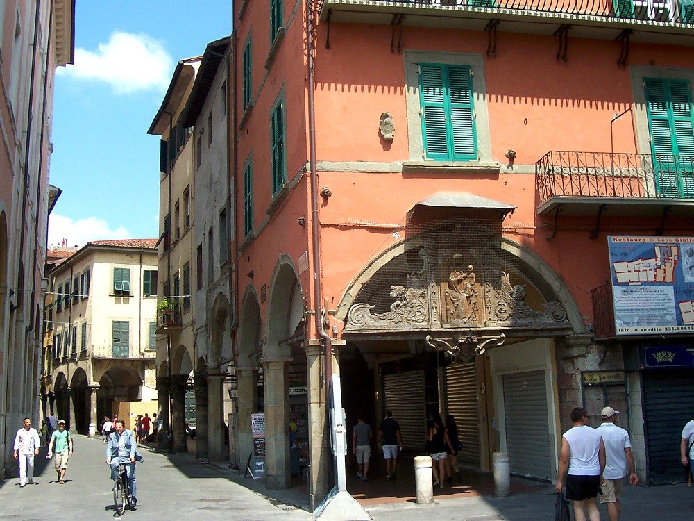 Piazza Garibaldi and Borgo Stretto